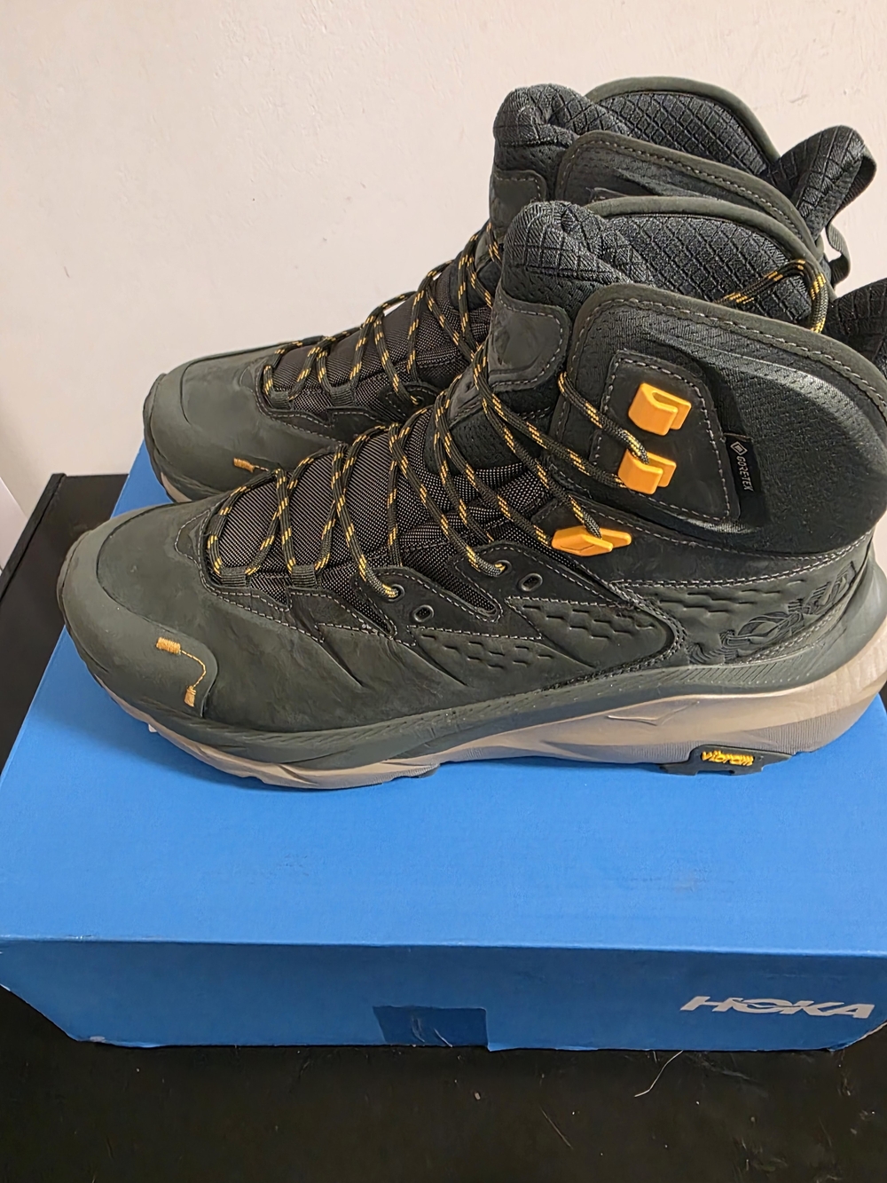 Hoka KAHA 2 GTX - Men's Duffel Bag Green and Radiant Yellow  Hiking Boots- Sz 12